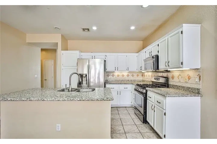 $1500 : 3 Bedroom House in Las Vegas image 4