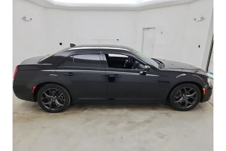$27998 : Chrysler 300 2023 S V6 4dr S image 4