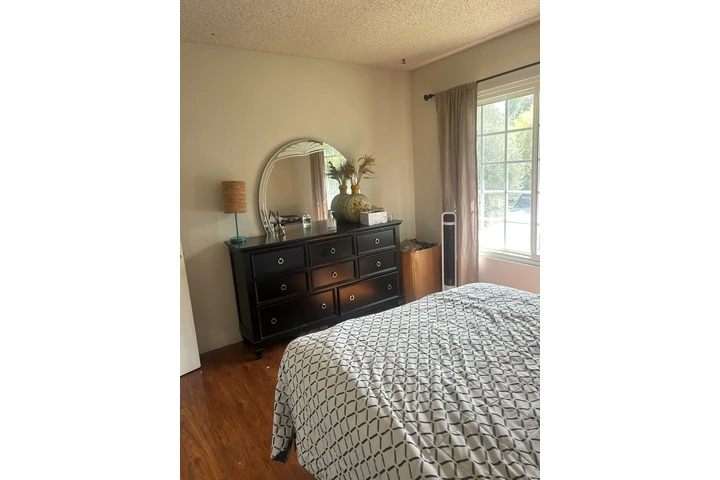 $1200 : Recamara en renta image 2