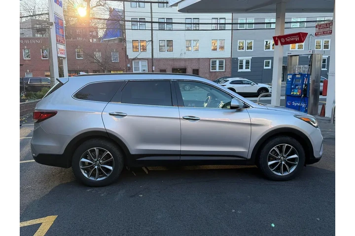 $12995 : 2017 Santa Fe SE image 6