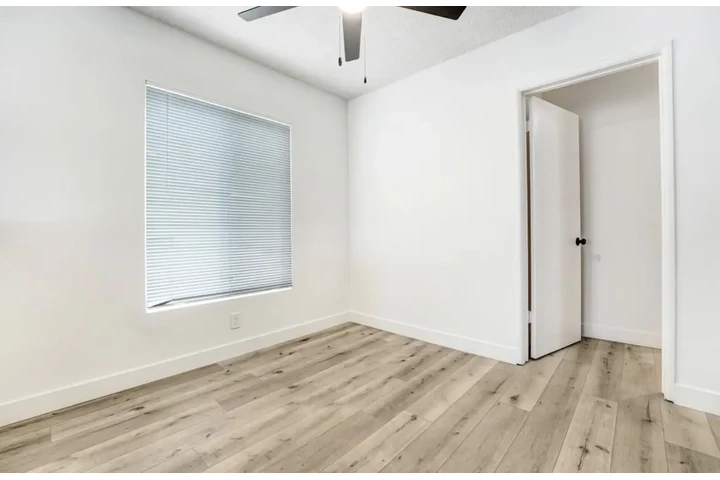 $1900 : 2 Bedroom Apt in Koreatown image 4