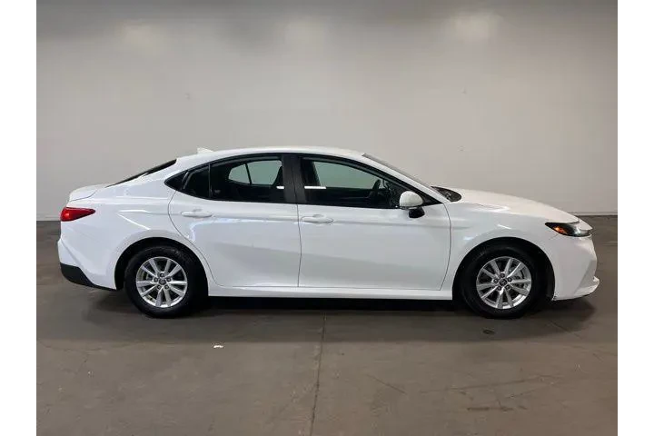 $26573 : Toyota Camry 2025 LE 4dr Sed image 2