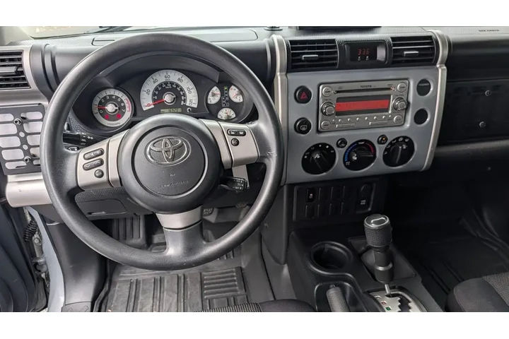 $32795 : 2014 FJ Cruiser 4WD 4dr Auto image 4