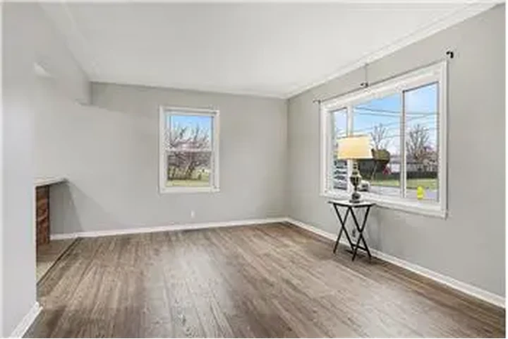 $1000 : Rental property with 2 bedro image 4