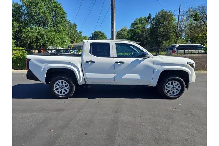 $35995 : Toyota Tacoma 2024 4x4 SR 4d image 3