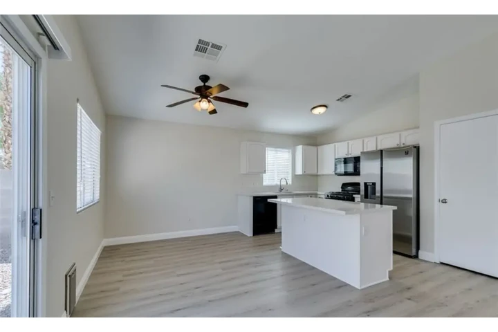 $1450 : 3Bedroom in Spring Valley image 2