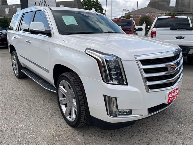 2018 Escalade 2WD 4dr Luxury image 3