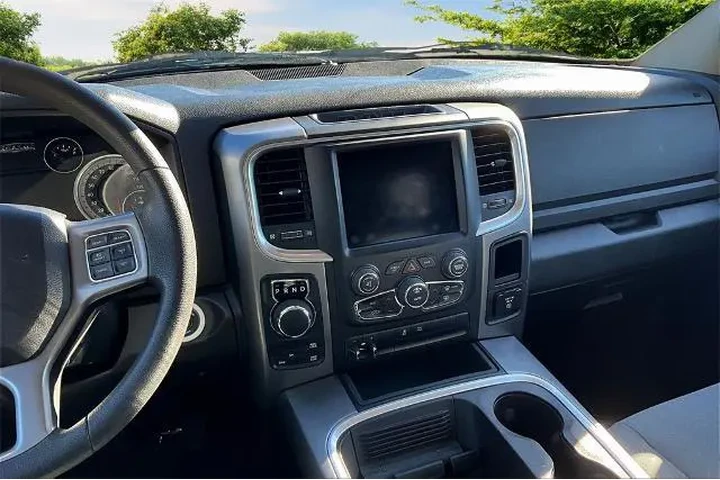 $29936 : Ram 1500 Classic 2023 4x4 SL image 6