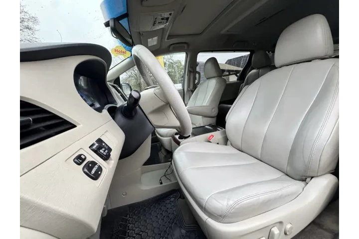 2012 Sienna XLE 7-Passenger A image 10