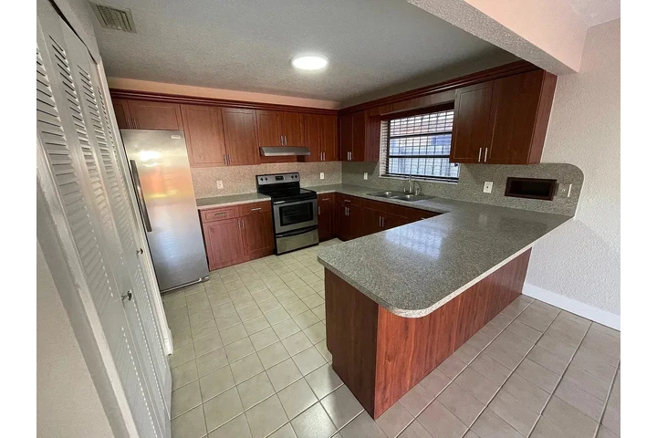 $900 : charming HOME ..Miami, FL image 6