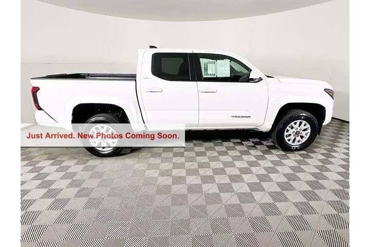 $34500 : Toyota Tacoma 2024 4x2 SR5 4 image 8