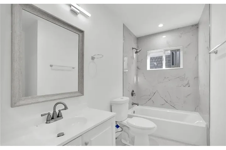 $2395 : 13018 Valleyheart Dr Unit 4 Lo image 5