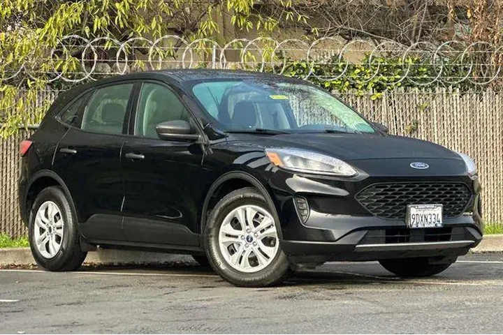 $15986 : Ford Escape 2022 S 4dr SUV image 2
