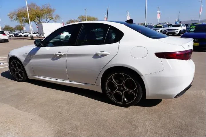 $28988 : Alfa Romeo Giulia 2022 Ti 4d image 4