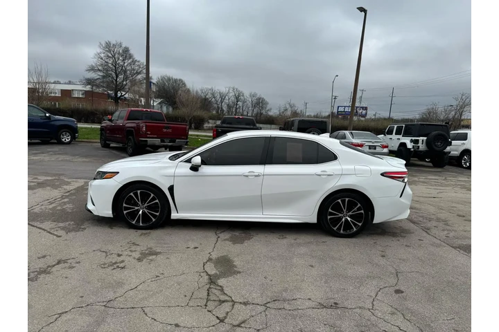 2020 Camry SE Auto (Natl) image 5