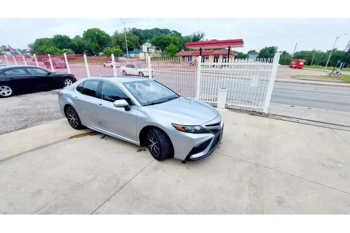 $15990 : 2022 Camry SE image 9