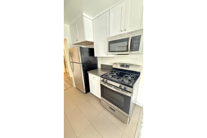 $1980 : 2 Bedroom Apt in James M Wood image 7