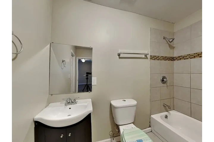 $1380 : Available Apartments All In On image 5