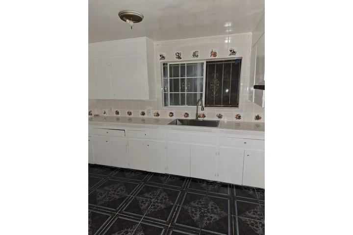 $2400 : Aprt. rent los Angeles a.90002 image 8