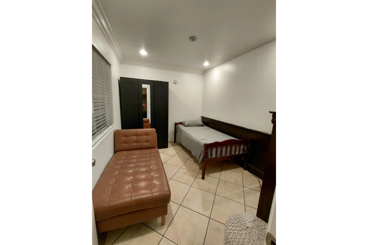 $750 : Cuarto amueblado image 1