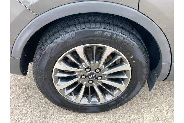 $19998 : Lincoln Nautilus 2020 4dr St image 10