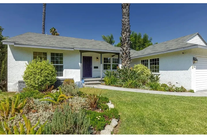 $4000 : 3 bedroom house available image 1