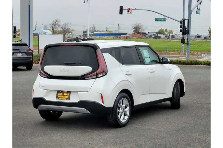 $17750 : Kia Soul 2024 S 4dr Crossove image 4