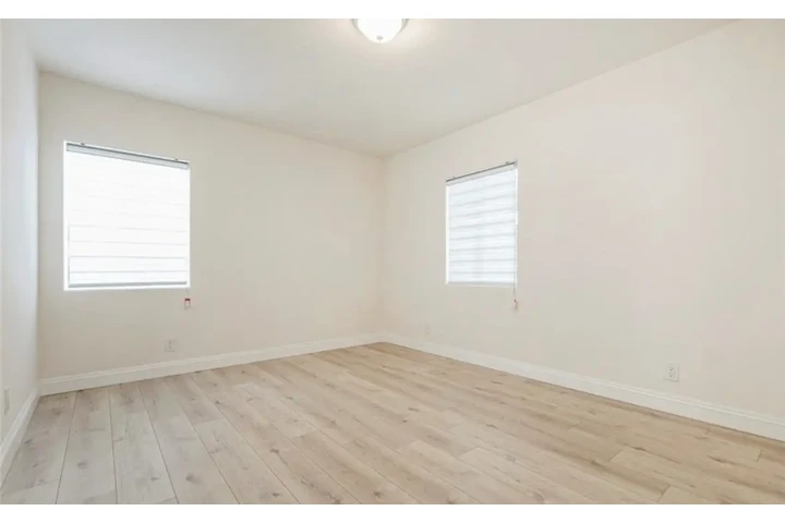 $2050 : 2 Bed 2 Bath Home In south LA image 6