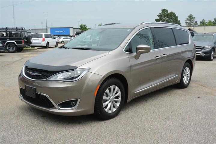 2018 Pacifica Touring L image 1