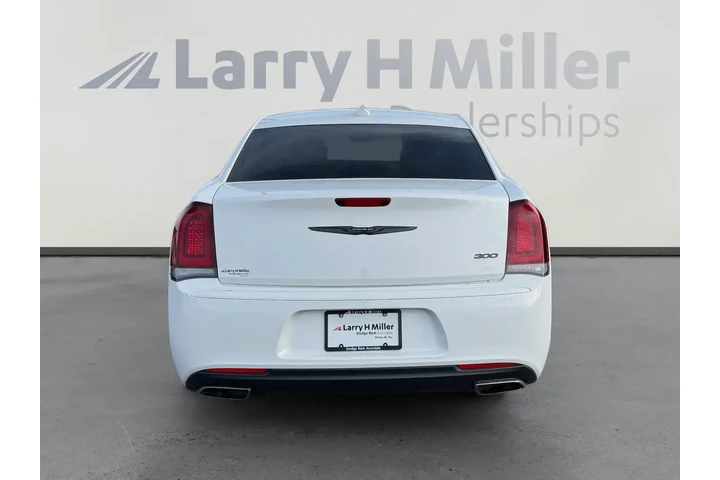 $28692 : Chrysler 300 2023 Touring 4d image 4
