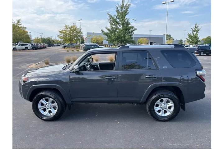 $42979 : Gold Certified2024 4Runner SR5 image 10