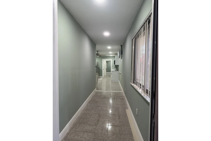 $1800 : Espacioso efficiency image 2