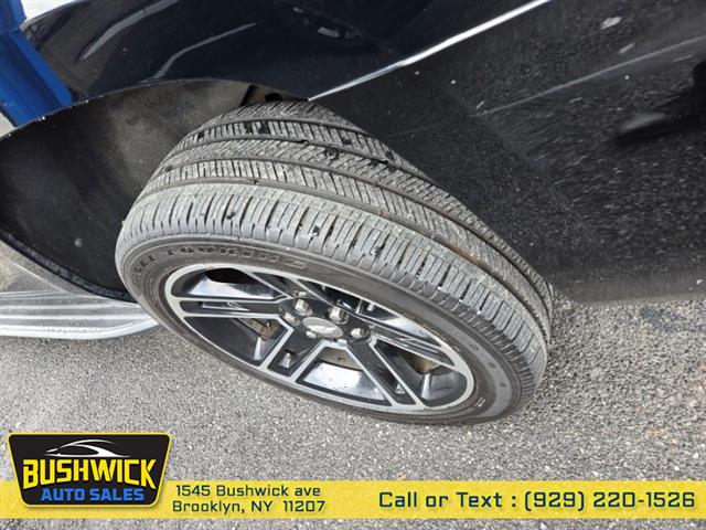 Used 2018 Suburban 4WD 4dr 15 image 7