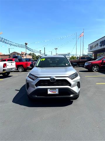 $23889 : 2019 RAV4 LE AWD (Natl) image 4