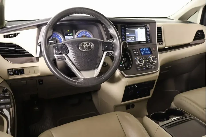 $27489 : Toyota Sienna 2020 Limited P image 2