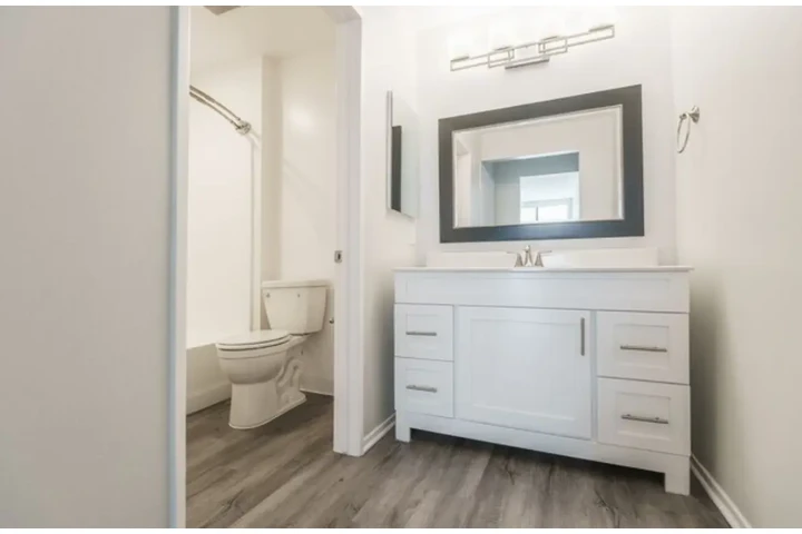 $1900 : 2 Bedroom Apartment in LA image 7