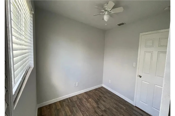 $1200 : Freshly painted pet-friendly image 3