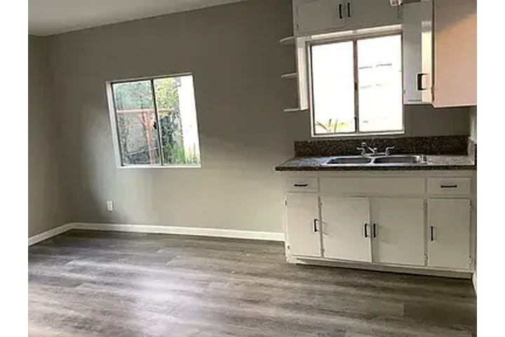 $950 : Modern 1BD 1BT available image 1