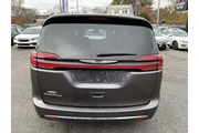 $18999 : Chrysler Pacifica 2022 Touri thumbnail