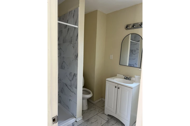 $1700 : 1Recamana Duplex Renta Compton image 9