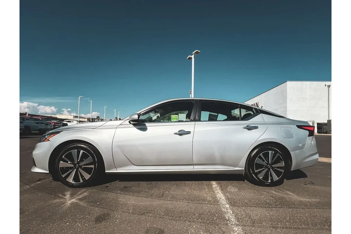 $15917 : Nissan Altima 2022 2.5 SV 4d image 2