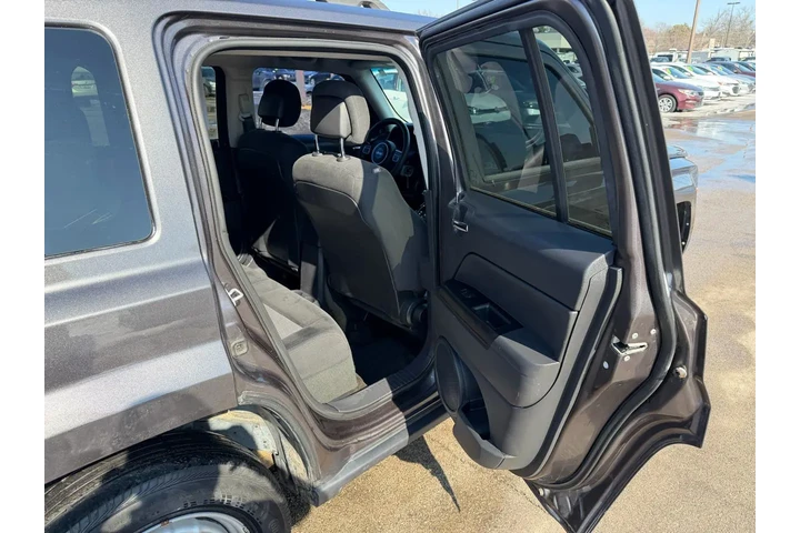 $7980 : 2016 Patriot FWD 4dr Sport image 9