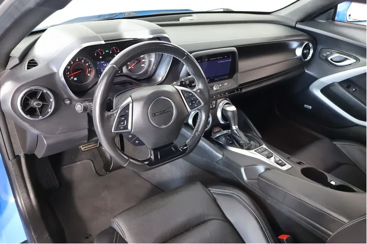 $31172 : Chevrolet Camaro 2023 LT 2dr image 2