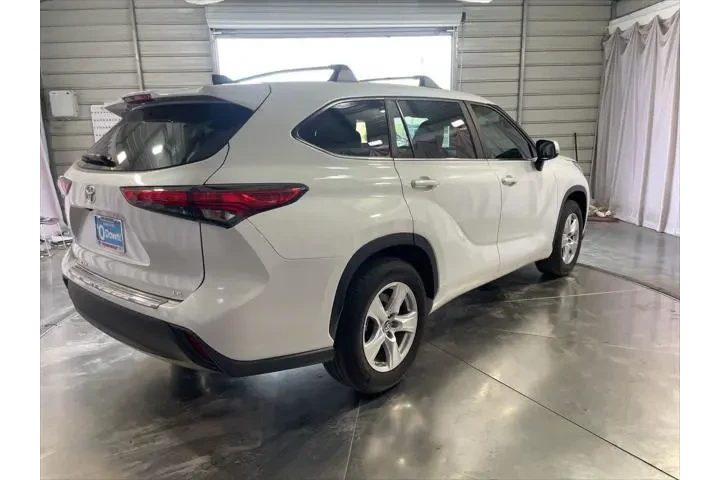 $30299 : Toyota Highlander 2023 LE 4d image 5