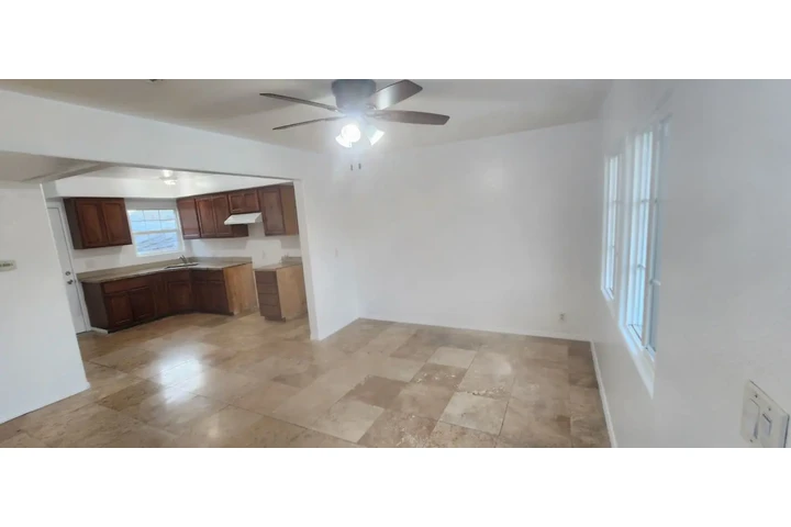 $2250 : Triplex Unit in Lynwood image 1