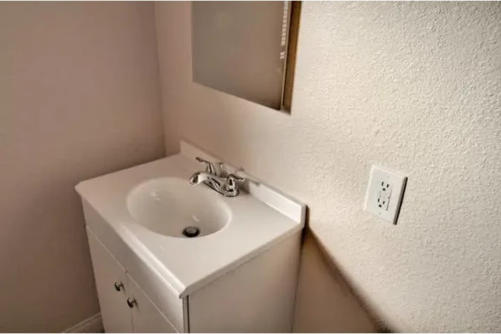 $1795 : 1 Bed 1 Bath Ready to Rent image 5