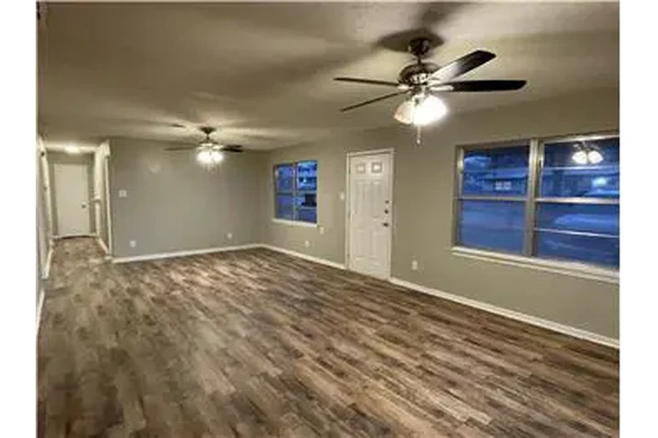 $1100 : Rental property with 3 bedro image 6