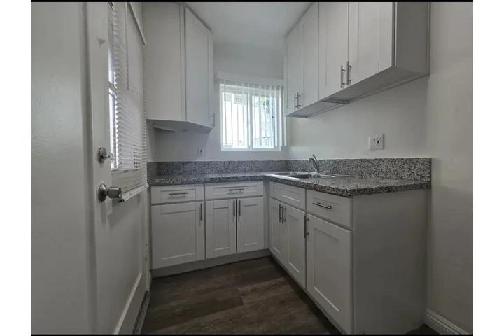 $1500 : Authentically  pleasing house image 3