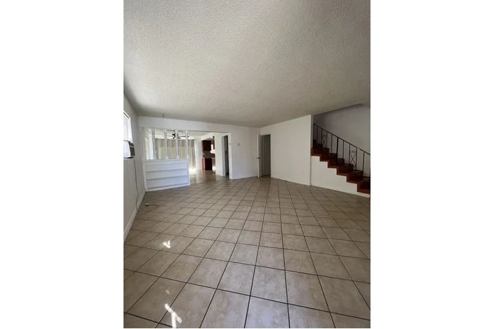 $1950 : dúplex de dos plantas image 2