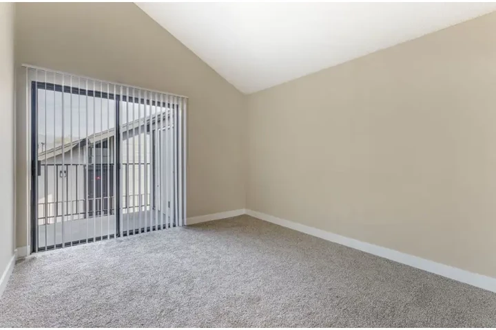 $2495 : 3 Bedroom Apt in koreatown LA image 8